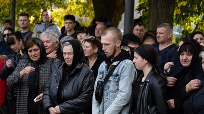 В Ужгороді попрощалися із загиблим військовим Сергієм Диньком В Ужгороді попрощалися із загиблим військовим Сергієм Диньком