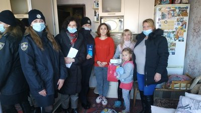 Правоохоронці та благодійники передали допомогу малозабезпеченим родинам Тернополя Правоохоронці та благодійники передали допомогу малозабезпеченим родинам Тернополя