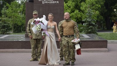 У Тернополі військовослужбовці привітали з одруженням побратима У Тернополі військовослужбовці привітали з одруженням побратима