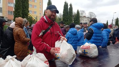 У Тернополі освятили продуктові набори для малозабезпечених людей