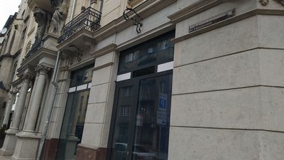 У львівському історичному будинку встановили пластикові вікна та пошкодили фасад У львівському історичному будинку встановили пластикові вікна та пошкодили фасад
