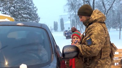 Вручають повістки і цукерки. У Глухові облаштували новорічний блокпост Вручають повістки і цукерки. У Глухові облаштували новорічний блокпост
