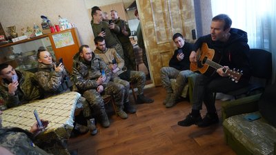 Святлослва Вакарчук з "Океану Ельзи" дав концерт одеській бригаді військових Святлослва Вакарчук з "Океану Ельзи" дав концерт одеській бригаді військових