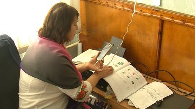 Один телефон на трьох: з якими проблемами стикаються волинські родини під час онлайн навчання Один телефон на трьох: з якими проблемами стикаються волинські родини під час онлайн навчання
