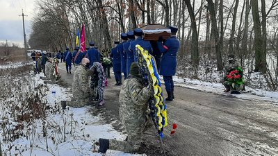 "Запам’ятається душею компанії". На Луганщині провели в останню путь загиблого розвідника "Запам’ятається душею компанії". На Луганщині провели в останню путь загиблого розвідника