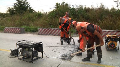 Ремонтують аварійні ділянки об'їзної Житомира Ремонтують аварійні ділянки об'їзної Житомира