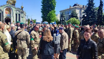 Під звуки сирен: у Черкасах попрощалися із воїнами, які загинули в бою за Попасну Під звуки сирен: у Черкасах попрощалися із воїнами, які загинули в бою за Попасну