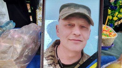 У Кропивницькому попрощалися з чотирма військовими, які загинули на війні з Росією У Кропивницькому попрощалися з чотирма військовими, які загинули на війні з Росією