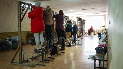 Як в одній із дніпровських шкіл плетуть маскувальні сітки та роблять "Кікімору".(ФОТОРЕПОРТАЖ) Як в одній із дніпровських шкіл плетуть маскувальні сітки та роблять "Кікімору".(ФОТОРЕПОРТАЖ)