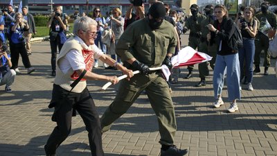 У Білорусі на жіночому марші затримано більше ста людей У Білорусі на жіночому марші затримано більше ста людей