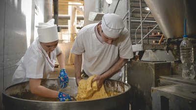 До Великодня на одеському хлібзаводі планують виготовити близько 400 тисяч пасок. ВІДЕО