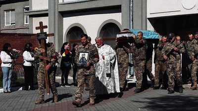 У Мукачеві попрощалися із командиром відділення Закарпатської 128-ї бригади Едуардом Лукандієм