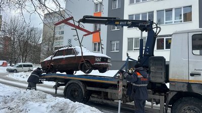 У Львові прибирають покинуті авто: куди звертатись, якщо помітили занедбану автівку
