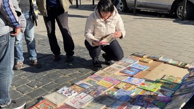 Книжковий ринок біля пам'ятника Федоровичу