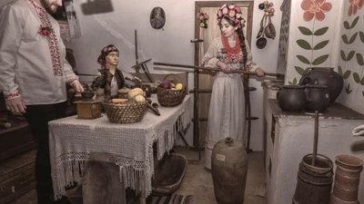 У музеї на Тернопільщині дівчина розмалювала піч У музеї на Тернопільщині дівчина розмалювала піч