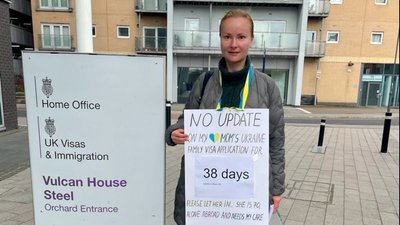 Українка влаштувала протест біля МВС Британії, бо там 38 днів не видавали візу її мамі. Допомогло