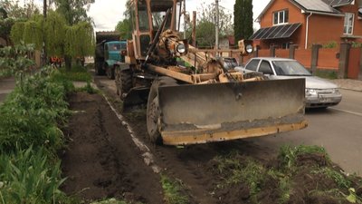 У Житомирі жителі вулиці Дмитрівської скаржаться на комунальників, котрі пошкодили їхній газон