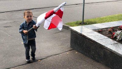У Білорусі під час мітингу охорона будівлі уряду опустила щити У Білорусі під час мітингу охорона будівлі уряду опустила щити
