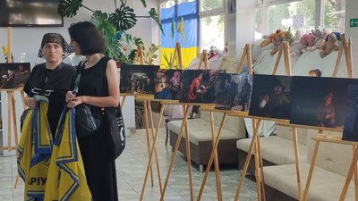 "Маємо не мовчати": у Черкасах презентували виставку про оборонців Маріуполя "Маємо не мовчати": у Черкасах презентували виставку про оборонців Маріуполя