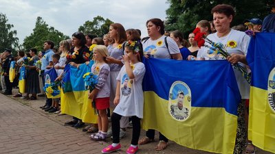 "Ми нагадуємо жителям, що у нас війна". У Кропивницькому відбулась Хода пам'яті "Ми нагадуємо жителям, що у нас війна". У Кропивницькому відбулась Хода пам'яті