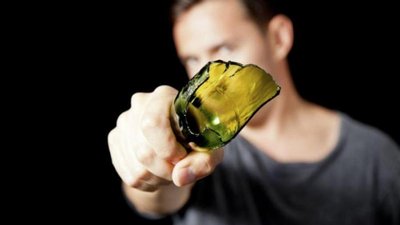 Житель Полтави порізав шию знайомому "розочкою": суд призначив 7 років позбавлення волі
