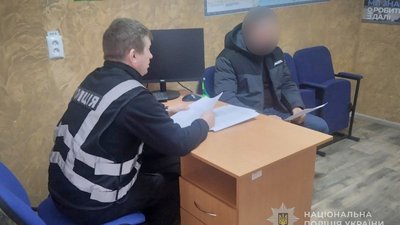 Депутат Дубовʼязівської селищної ради з правоохоронцем