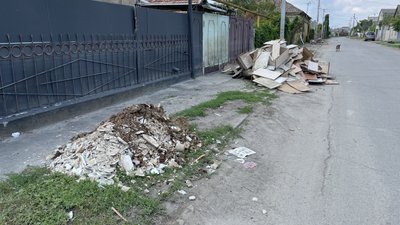 "І досі багато бруду, який треба вивезти". Херсонці розчищають та дезінфікують будинки після повені "І досі багато бруду, який треба вивезти". Херсонці розчищають та дезінфікують будинки після повені