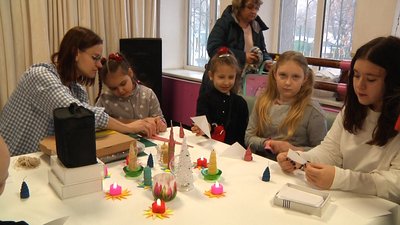 У Житомирі запрацювала різдвяна майстерня для дітей У Житомирі запрацювала різдвяна майстерня для дітей