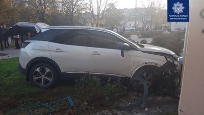 У Херсоні водійка позашляховика на підпитку врізалась у магазин (ФОТО) У Херсоні водійка позашляховика на підпитку врізалась у магазин (ФОТО)