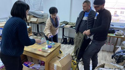 Тушкованка, "їжаки", медикаменти. Волонтери громади Дніпропетровщини передали на фронт 70 тонн гуманітарного вантажу