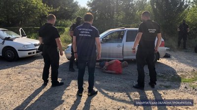 Закарпатця підозрюють у підробці документів та переправленні за кордон іноземців