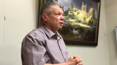 Живописні розвалини великого формату: рівненський митець презентував нову картину
