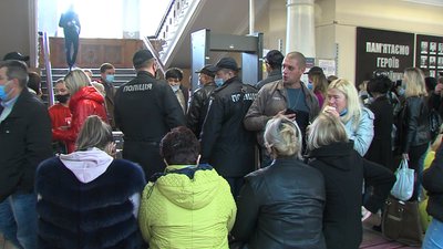 Члени дільничних комісій у Запоріжжі другу добу не можуть здати протоколи Члени дільничних комісій у Запоріжжі другу добу не можуть здати протоколи