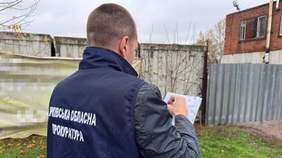 Чоловік записує дані