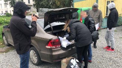 У Житомирі СБУ викрила медиків, які змушували онкохворих купувати безкоштовні медикаменти У Житомирі СБУ викрила медиків, які змушували онкохворих купувати безкоштовні медикаменти