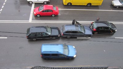 У центрі Рівного бус зніс огорожу – у поліції розповіли подробиці аварії У центрі Рівного бус зніс огорожу – у поліції розповіли подробиці аварії