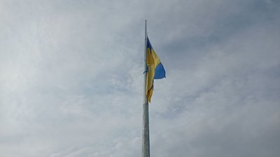 У Тернополі підняли найбільший прапор в області У Тернополі підняли найбільший прапор в області