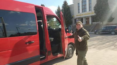 Волонтери Тернопільщини передають військовим позашляховик