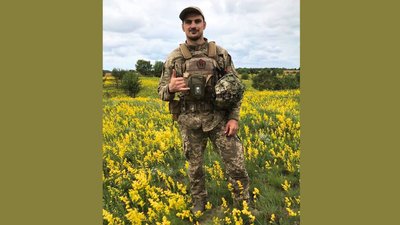 Молодший сержант із Черкас отримав "Золотий хрест" від Валерія Залужного Молодший сержант із Черкас отримав "Золотий хрест" від Валерія Залужного