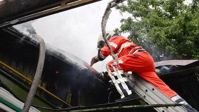 Рятувальник гасить пожежу