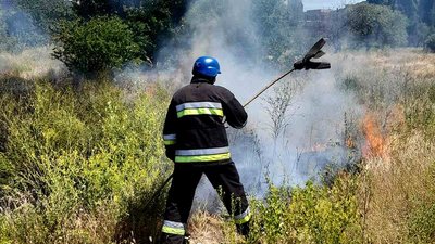 Через обстріли на Миколаївщині протягом доби сталися вісім пожеж Через обстріли на Миколаївщині протягом доби сталися вісім пожеж