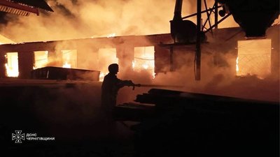 Атака на Новгород-Сіверський: горіли склади на підприємстві, будинок та магазин