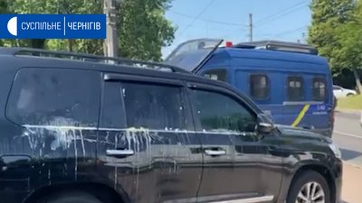 У Чернігові автомобіль Рабіновича закидали яйцями. Поліція затримала близько 10 людей