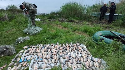 На Херсонщині поліція затримала браконьєрів, які ловили рибу попри нерестову заборону