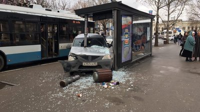 Легковий автомобіль зніс автобусну зупинку в центрі Сімферополя