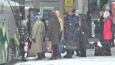 Пасажири сідають в рейсовий автобус Пасажири сідають в рейсовий автобус