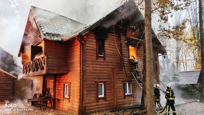 На Житомирщині загорівся готель зі зрубу