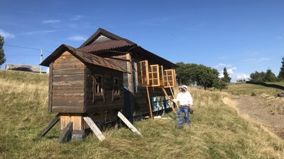 На обслуговування одного вулика Василь Мануляк у рік витрачає приблизно 1 тис. грн. На обслуговування одного вулика Василь Мануляк у рік витрачає приблизно 1 тис. грн.