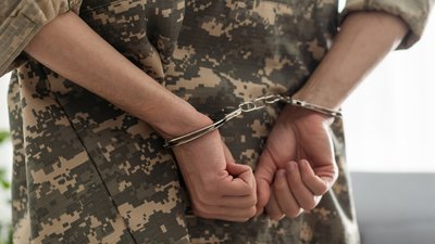 У Чернігові до 6 років позбавлення волі засудили військового за побиття жінки та СЗЧ