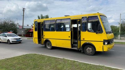 На Львівщині автобус наїхав на восьмирічну дівчинку